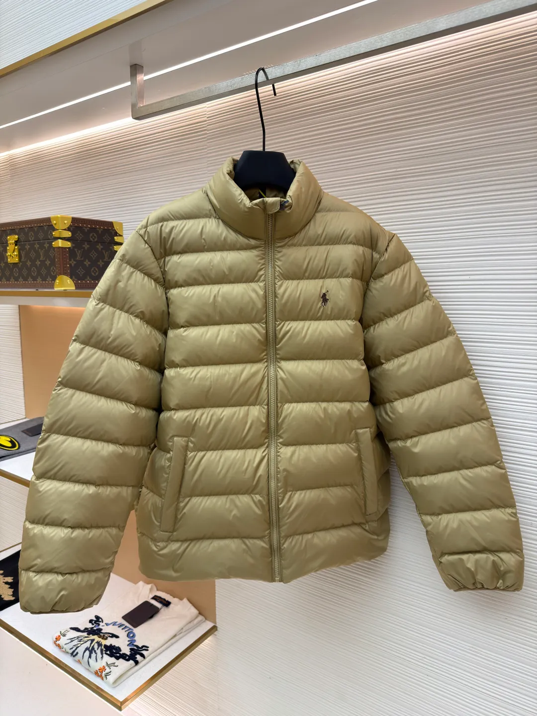P890 Ralph Lauren embroidered rib down jacket ●Original version: Purchased and developed by 2562 ●Item number: 1682294-D15 ●Fabric: white duck down fabric ●Technology: mechanical down filling ●Color: khaki ●Type: fitted version ●Weight: about 585 grams ●Size: S-M-L-XL ●Description: Nylon fabric has good windproof and waterproof properties and can effectively block the intrusion of wind and rain from the outside Keeps the inside dry and suitable for wearing in humid or rainy conditions. The red label on the chest is made with an imported MECLO embroidery machine. The original pattern is scanned first, and then high-quality silk thread is used to make a pattern. The density effect is adjusted by continuous pattern making. The zipper design is simple and elegant. It is easy to operate; the closing design of the cuffs and hem effectively prevents cold wind from invading, improving the warmth and comfort of wearing. It uses 90 white duck down with a weight of 260g to ensure excellent thermal insulation performance. After the velvet has been strictly screened and processed, it is not easy to drill into the velvet, ensuring durability. The overall wiring is straight and delicate, the fabric is comfortable and soft, and the color is consistent without color difference. It can be matched with the same style to create a fashionable look and control various occasions. Customized accessories, complete with three standards, same style for men and women!